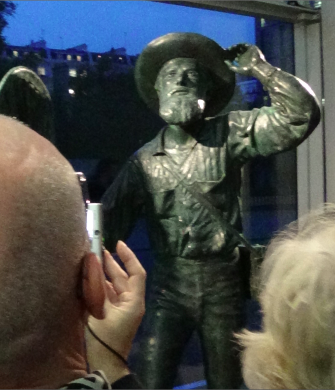 Patung Alfred Wallace, dipandangka di London ba pun bulan tu tadi