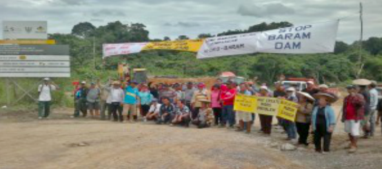 Bantah ari orang bansa asal di Long Lama, baram – begambar berimbai enggau papan tanda SEB ba tapak tekat Baram.