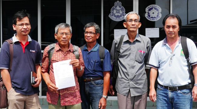 In front of the Central Police station, Miri - Henry Sigau (Save Rivers Youth representative), Anyie Eng from Na'ah, Edward Jok Wan from Na'ah, Jok Eng from Long Keseh, Philip Jau the Chairman of BPAC