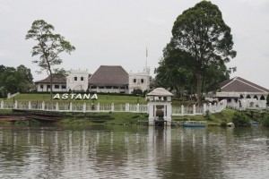 Cherita lama ti manah deka kena lamun, kena ayung.