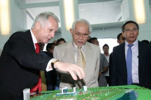 Vast potential for profit when you control the rules of the game - Taib and CMS's British boss Richard Curtis play monopoly with Kuching's real estate.