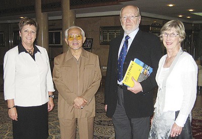 Sapit Chanselor Universiti Adelaide James McWha betemu enggau Taib Mahmud dalam taun 2011