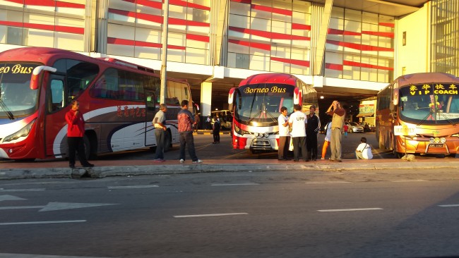 Beratus-ratus iku orang diangkut ngena bas ari Sibu ke nengeri Kuching ba sebengkah pejalai lebuh malam hari diatur parti UPP – bala penumpang tu dibayar elaun RM35 siku, munyi ti ditusui sida ngagai bala pemerati ti bisi ba palan penyangkai bas.