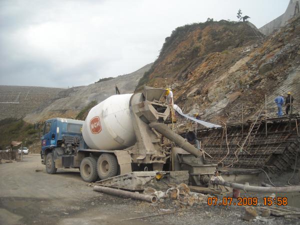 Caught on video - concrete at Bakun was routinely watered down on site