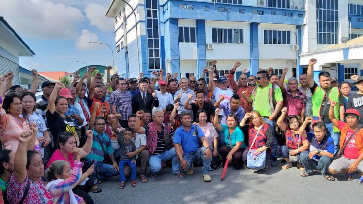 Demostrating outside the lock-up in Mukah