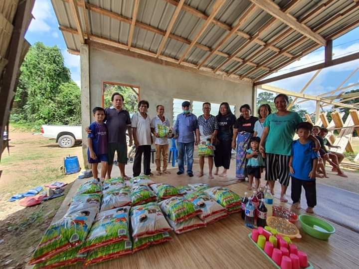 Forced to pose with the MP to get their rice?