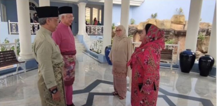 Diamond and handbag greedy Rosmah, on trial for stealing from the children of Sarawak's schools, gets treated with honour in public by Malaysia's royal couple